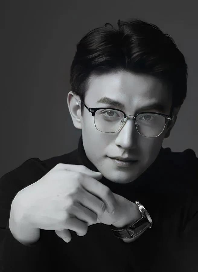 《盛夏芬德拉》刚火那会儿，刘萧旭突然发了条朋友圈——是他女朋友举着奶茶的侧脸，配
