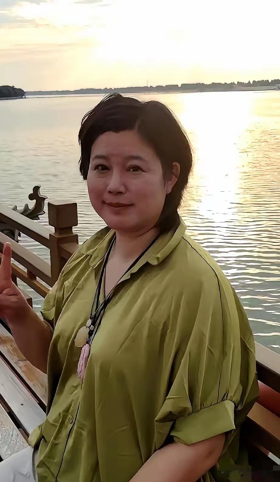 要是没人提醒，打死我也不敢信。眼前这个挤着眼睛、双下巴若隐若现的短发大姐，竟然是