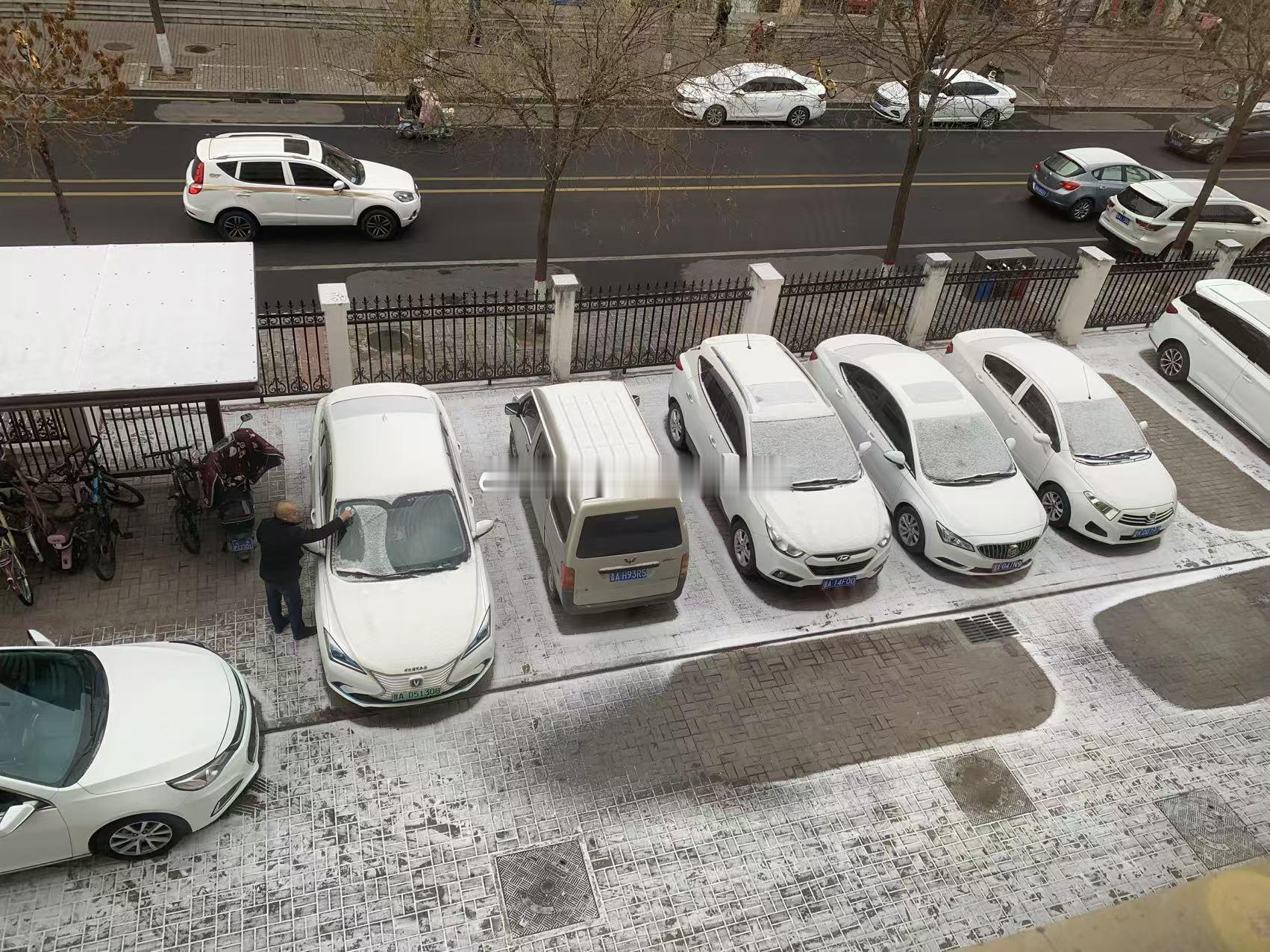 太原来了一波倒春寒  一觉醒来，地面有少量积雪，可见凌晨小雪持续时间挺长的。图一