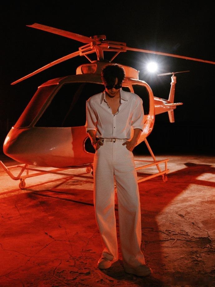 展轩纯白look机长风，展轩钢铁飞鸟炽红大片，谁能拒绝一个这样纯净感的机长展轩呢