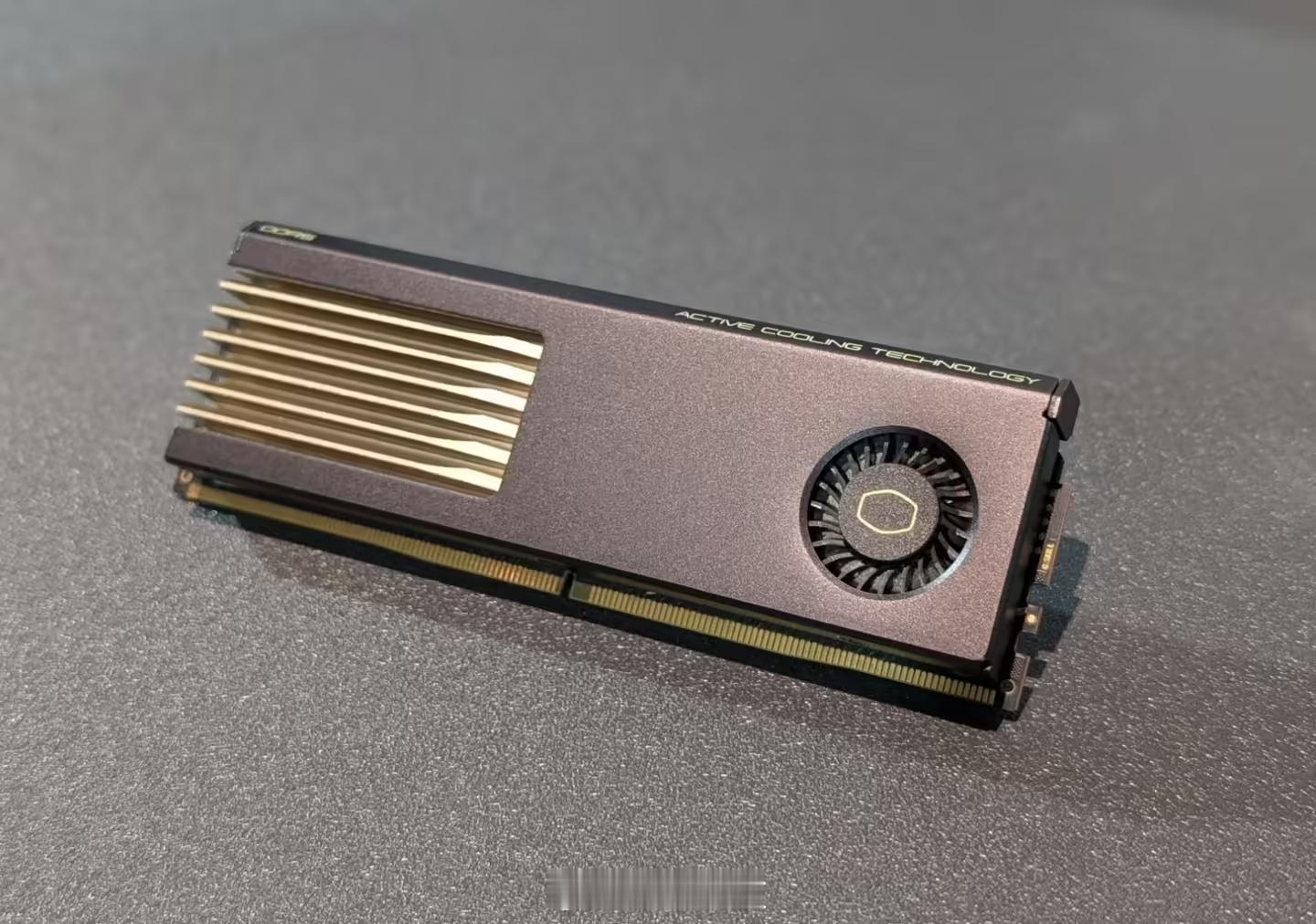 【部分内存产品一年涨幅超800%】据外媒 Tom's Hardware 内存价格