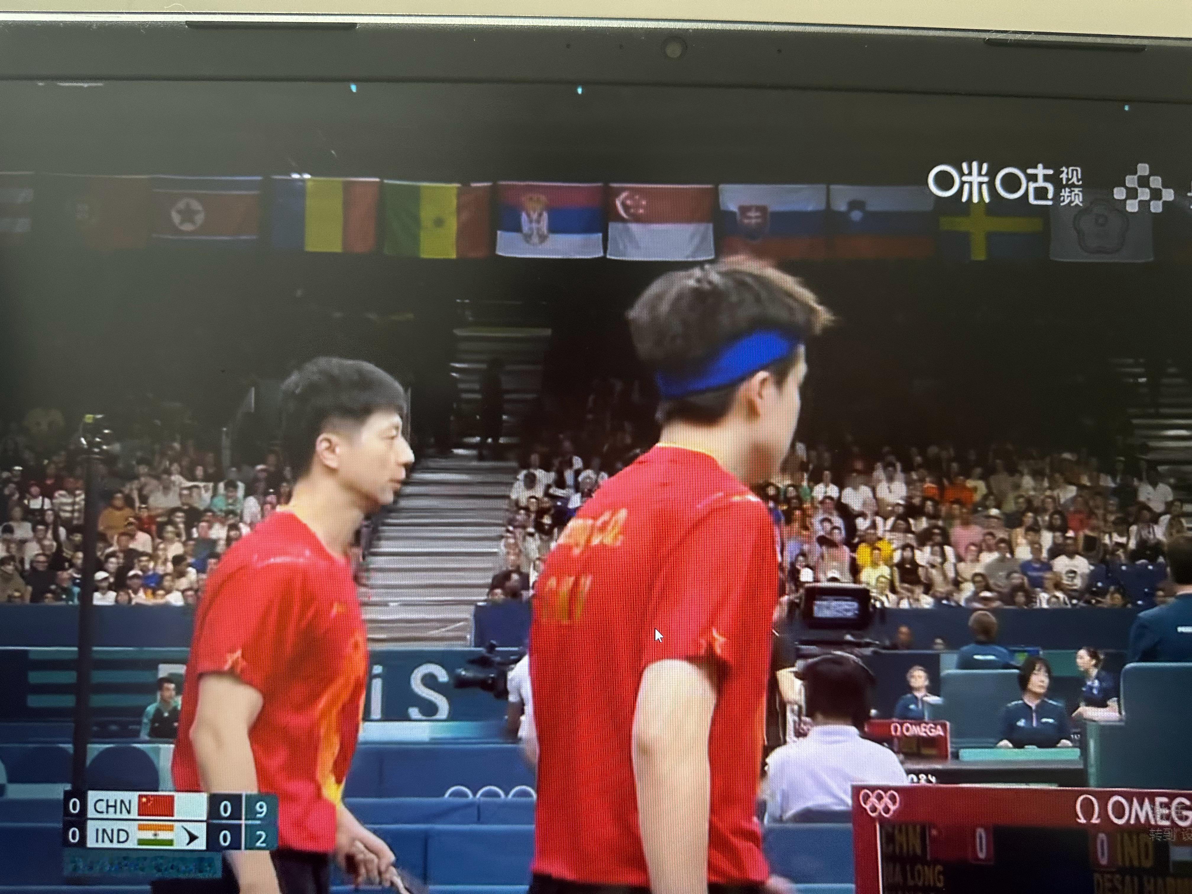 #国乒男团vs印度#终于明白大头为什么叫大头了，跟龙队站一起头有他的两个大[哈哈