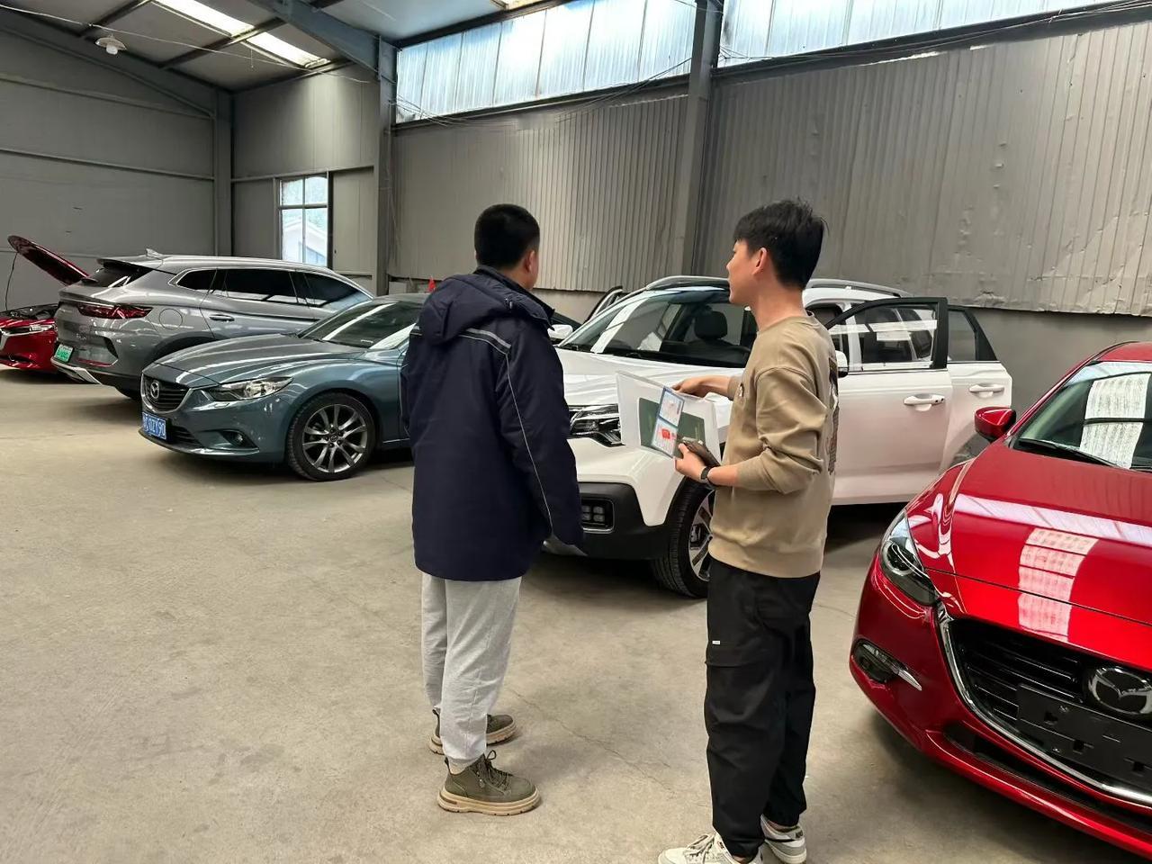 忙，一上午来了7波客户[尬笑]
说话说的嗓子疼~