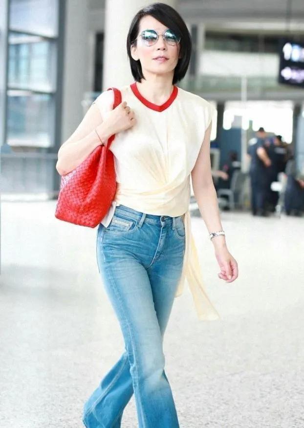 俞飞鸿短发造型太绝了！✨
 
54岁俞飞鸿新剪短发后气质直接封神！
米白扭结无袖