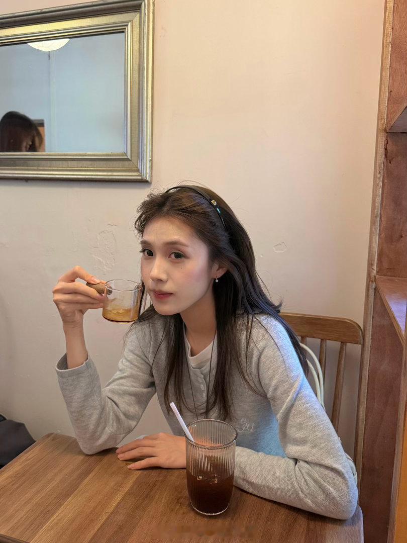回血ing……（在听歌 听着听着把自己听亢奋了现在觉得世界很美好 不苦也不累了 