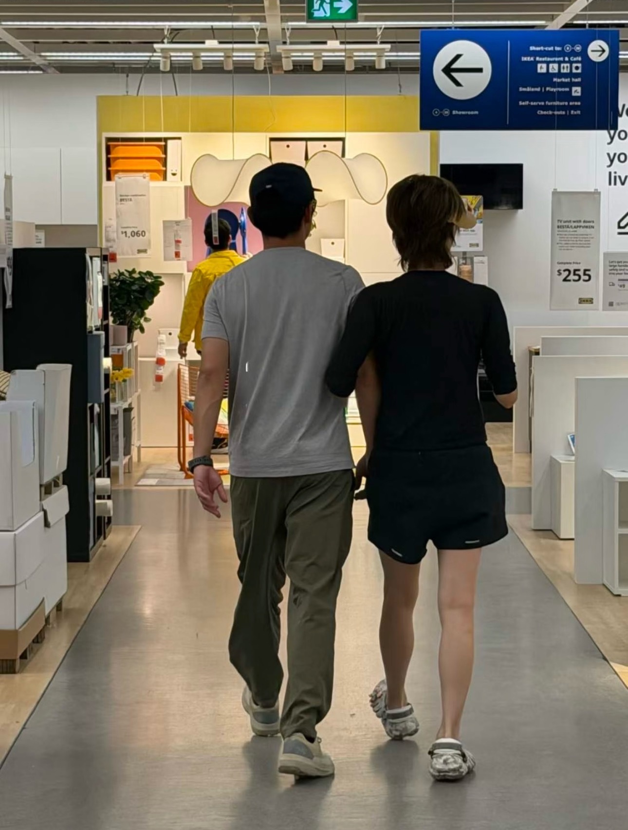 加拿大偶遇郑恺苗苗加拿大温哥华路人偶遇郑恺苗苗逛家具店，穿搭朴素低调，挽手同行氛