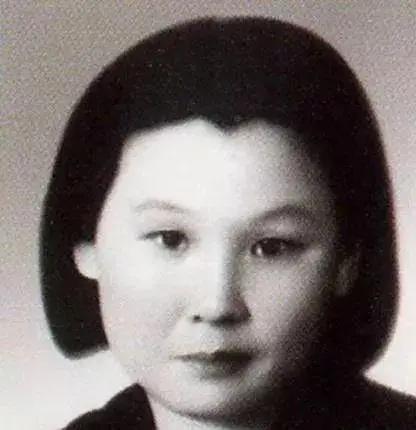 严昭又名严仲昭，1922年出生于江苏无锡，是革命志士严朴之女，陆定一夫人严慰冰的