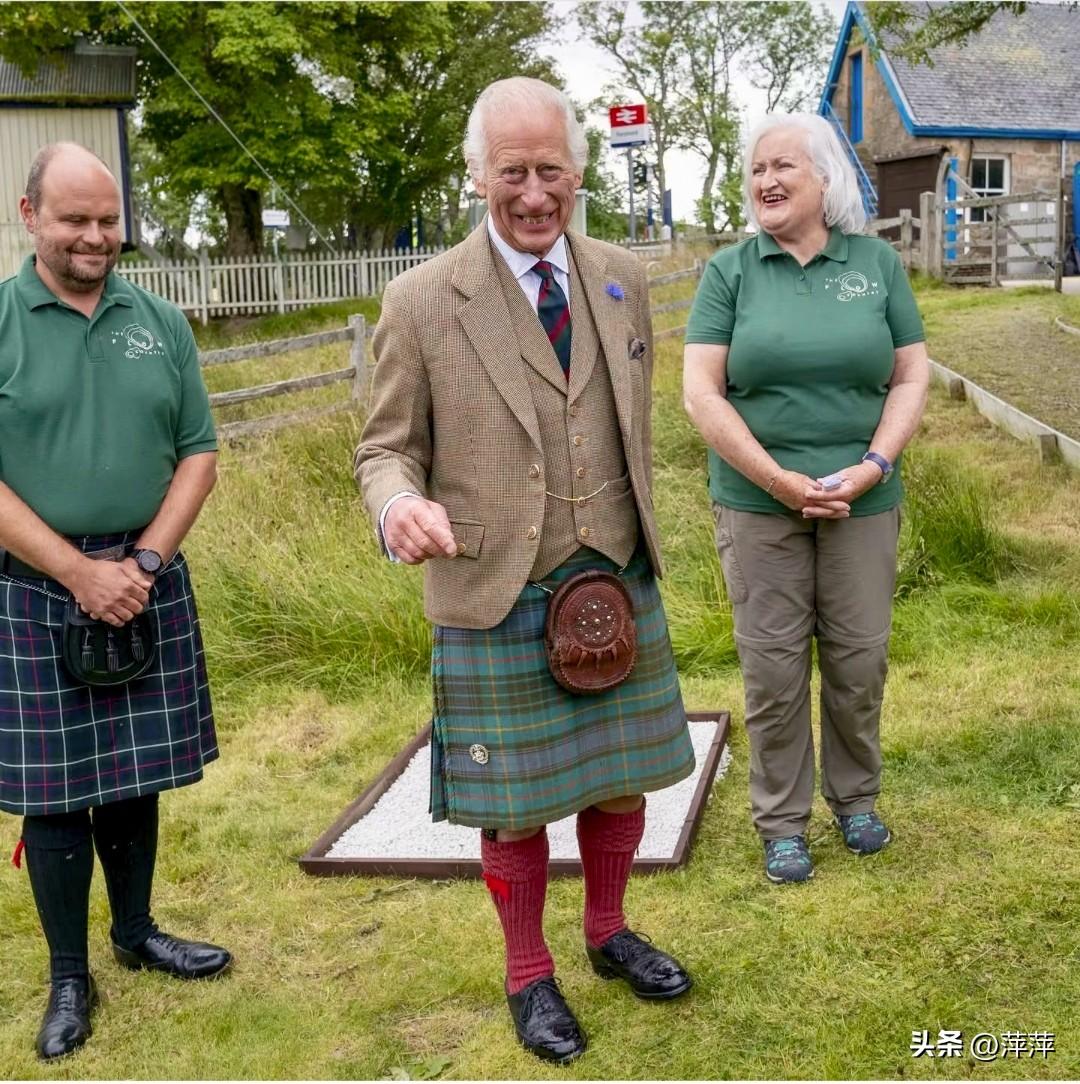 英国国王查尔斯三世所穿苏格兰传统民族服饰基尔特（Kilt），也叫苏格兰方格裙。它