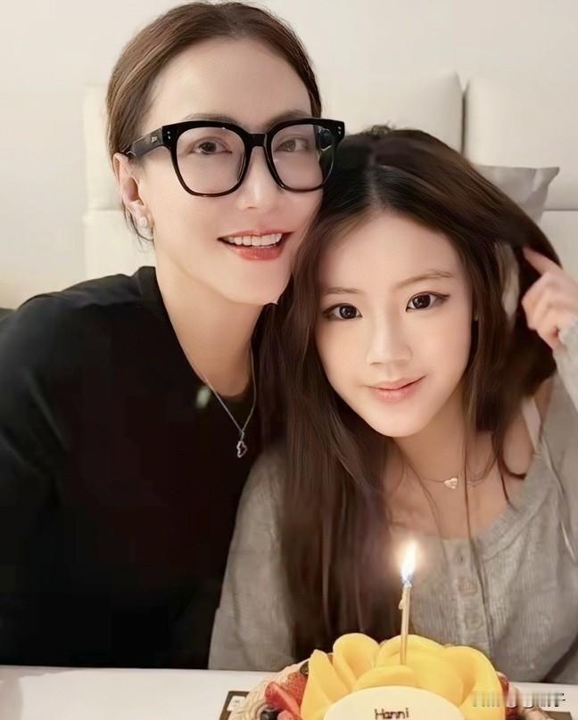 霍汶希1972生于香港，祖籍广东番禺，英皇娱乐行政总裁，香港殿堂级金牌经纪人，家