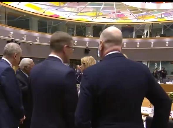 世纪大笑话，派几个人去保卫格陵兰。欧洲不敢与美国对立，派往格陵兰岛的联合军队就是