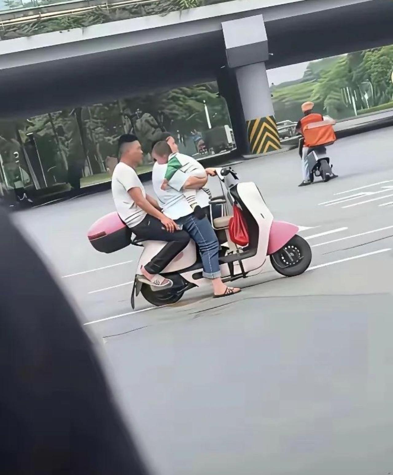 就这状态，不用算命都能预判迟早得离。
大姐一手攥车把一手抱娃，连人带车扛着全家往