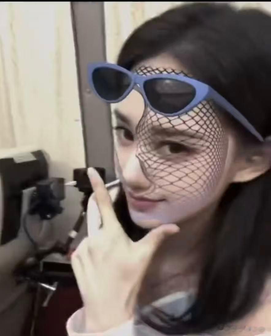 周翊然给星期五全员拍视频 不想睡的星期五隐藏摄影师周翊然上线！亲手记录星期五全员