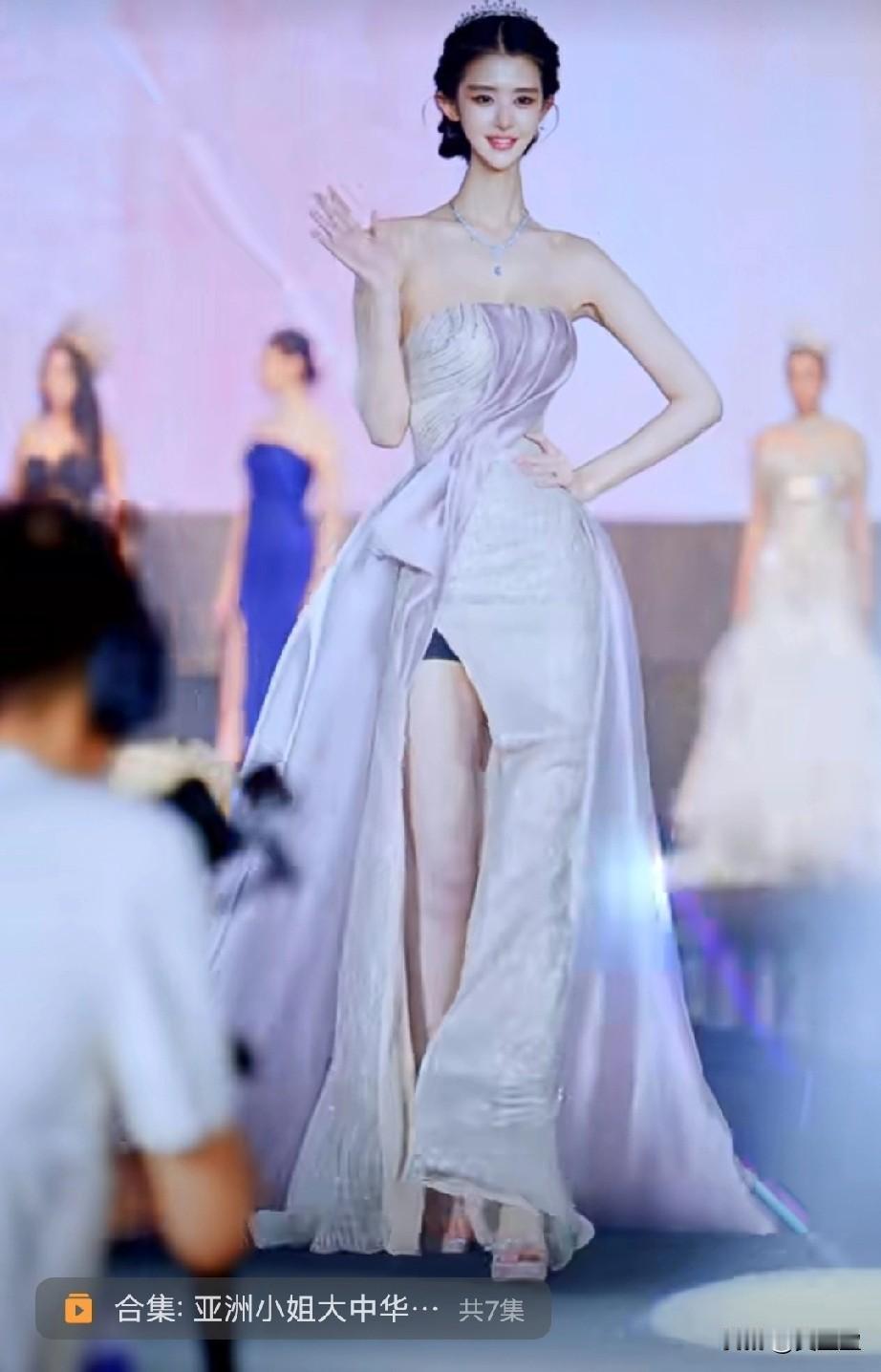 第36届亚洲小姐
大中华赛区冠军评审白欣禾
 这是有多高啊？脖子和腿那叫一个长，