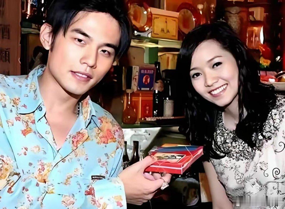当年，周杰伦眼看就要迎娶侯佩岑，可母亲却表态：“这个儿媳我坚决不同意！”周杰伦很