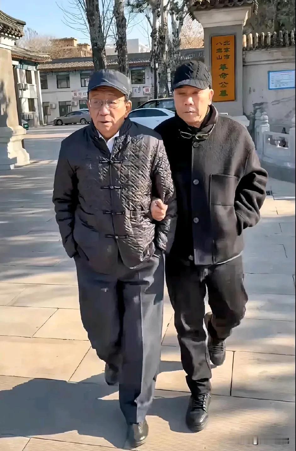 杨议为了师承
        布鞋锅白卖了
  杨议急需进入侯门，为了这次师承，