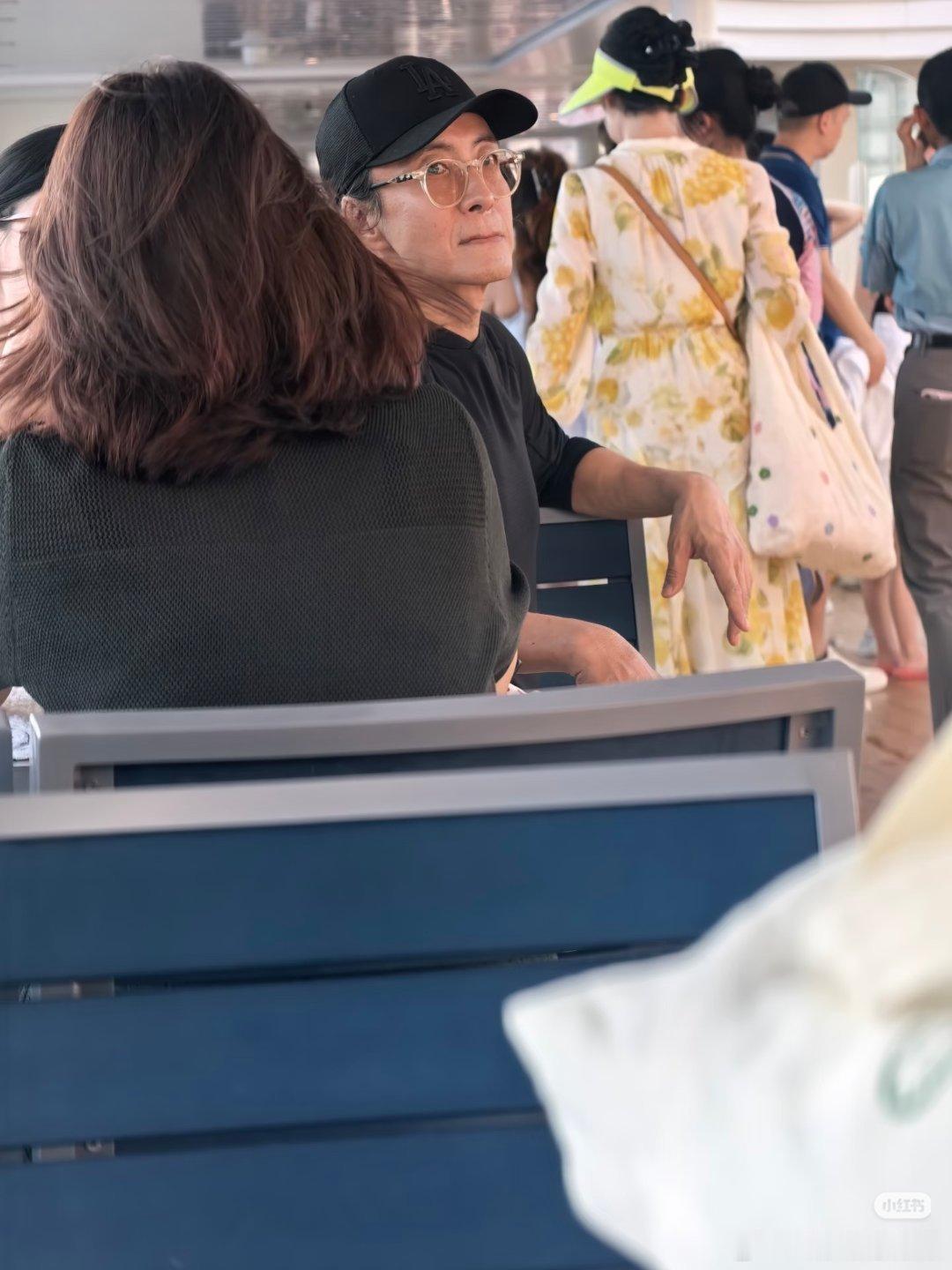 最近有路人拍到裴勇俊和家人出游，老了好多 