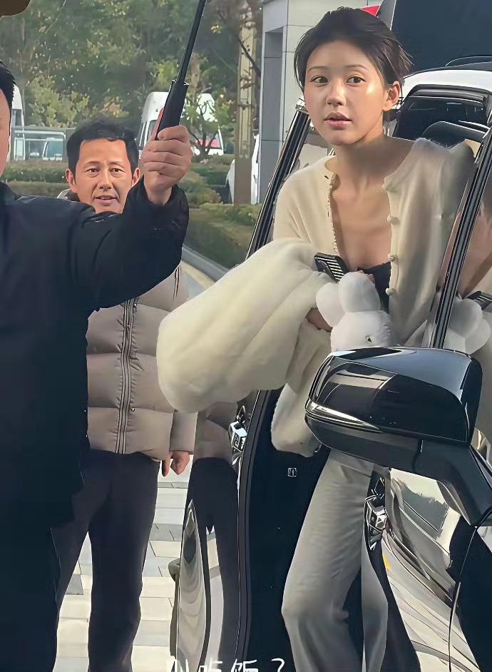 赵露思是真实脸，别再造谣人家整过容了，看看父女俩五官多像啊 