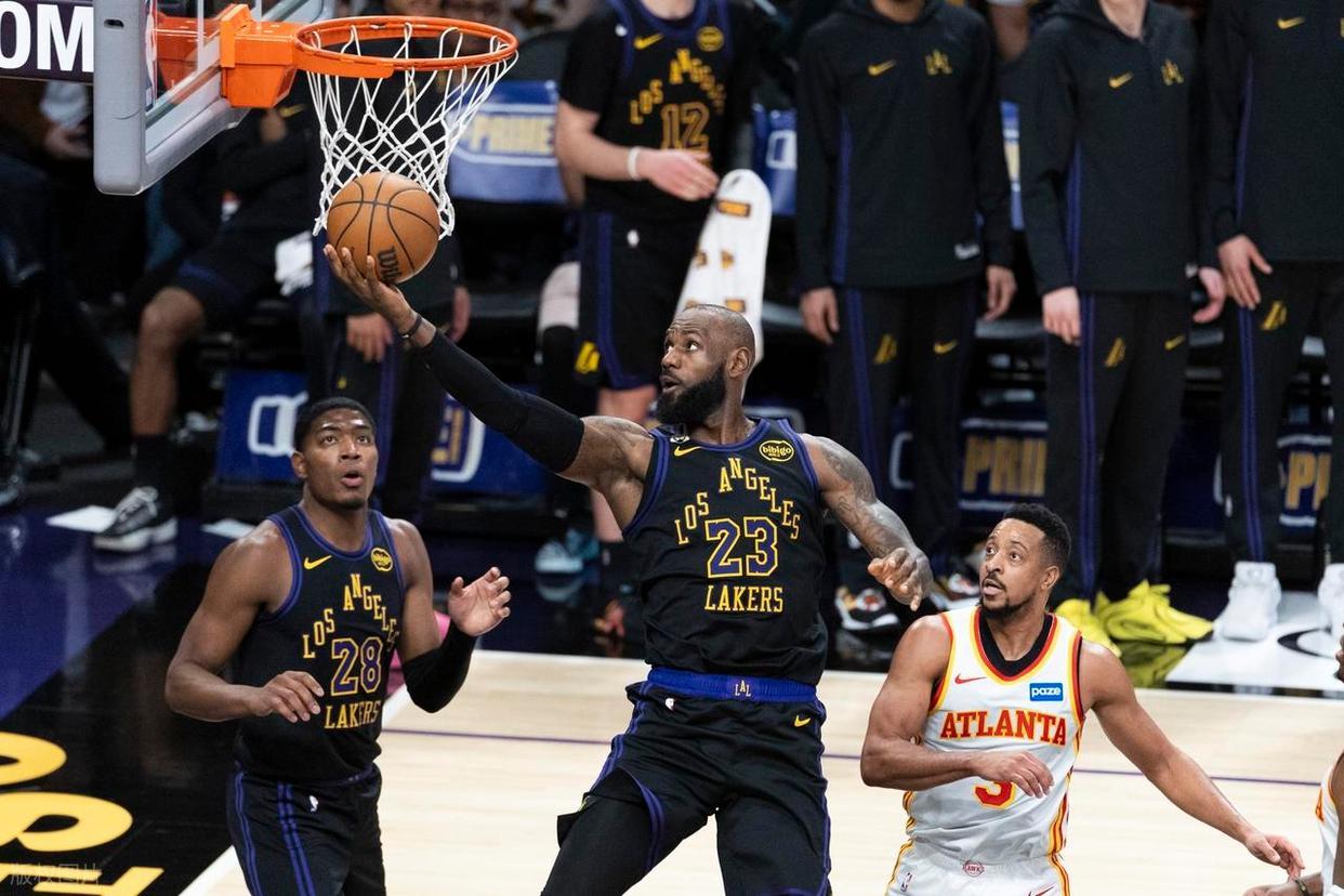 湖人大胜老鹰，终止三连败，有三个原因，可以用来解释。
第一个原因，湖人输不起了，