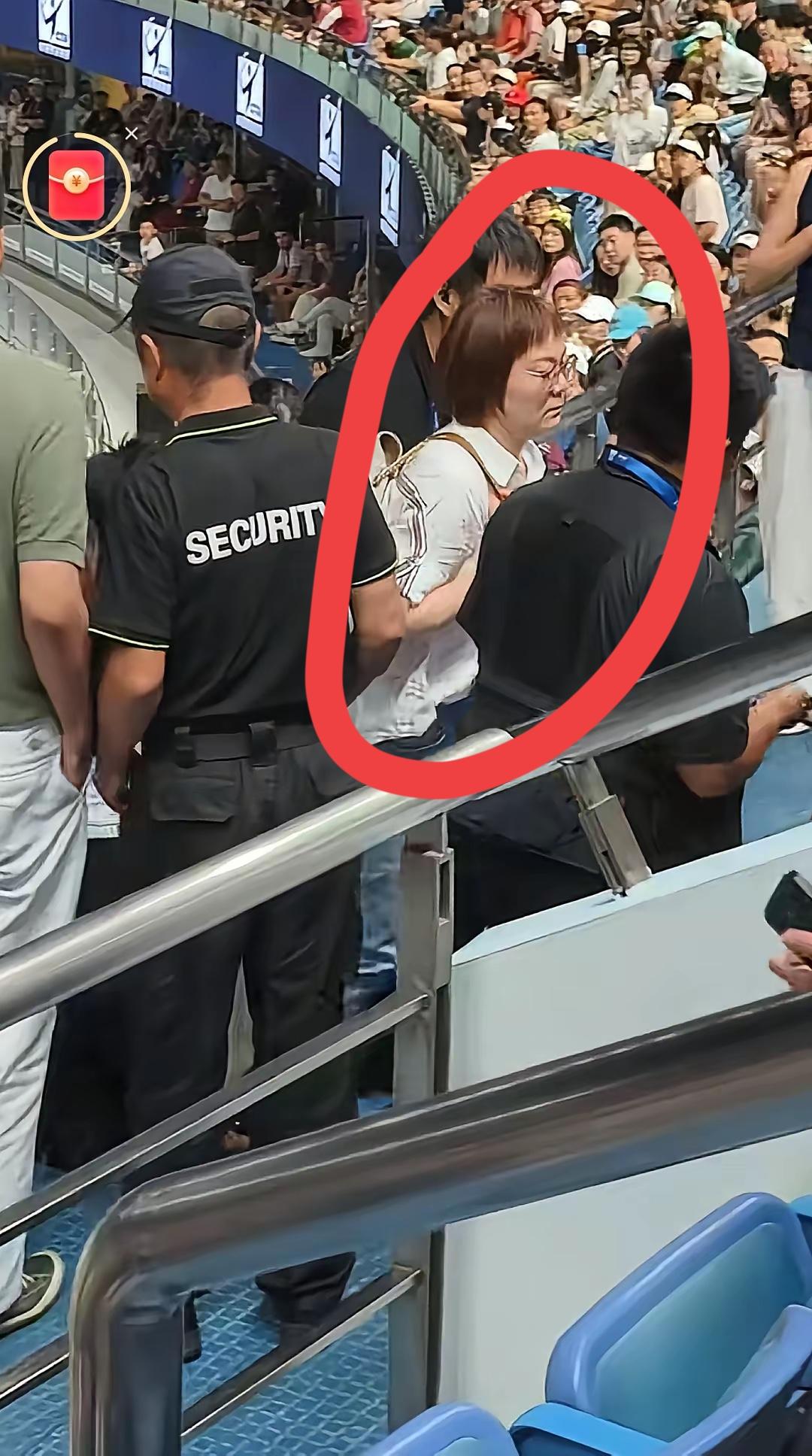 观赛又“发疯”，上海中网“护照姐“刚被抬走处理，又一病态女子打断比赛被请走。
2