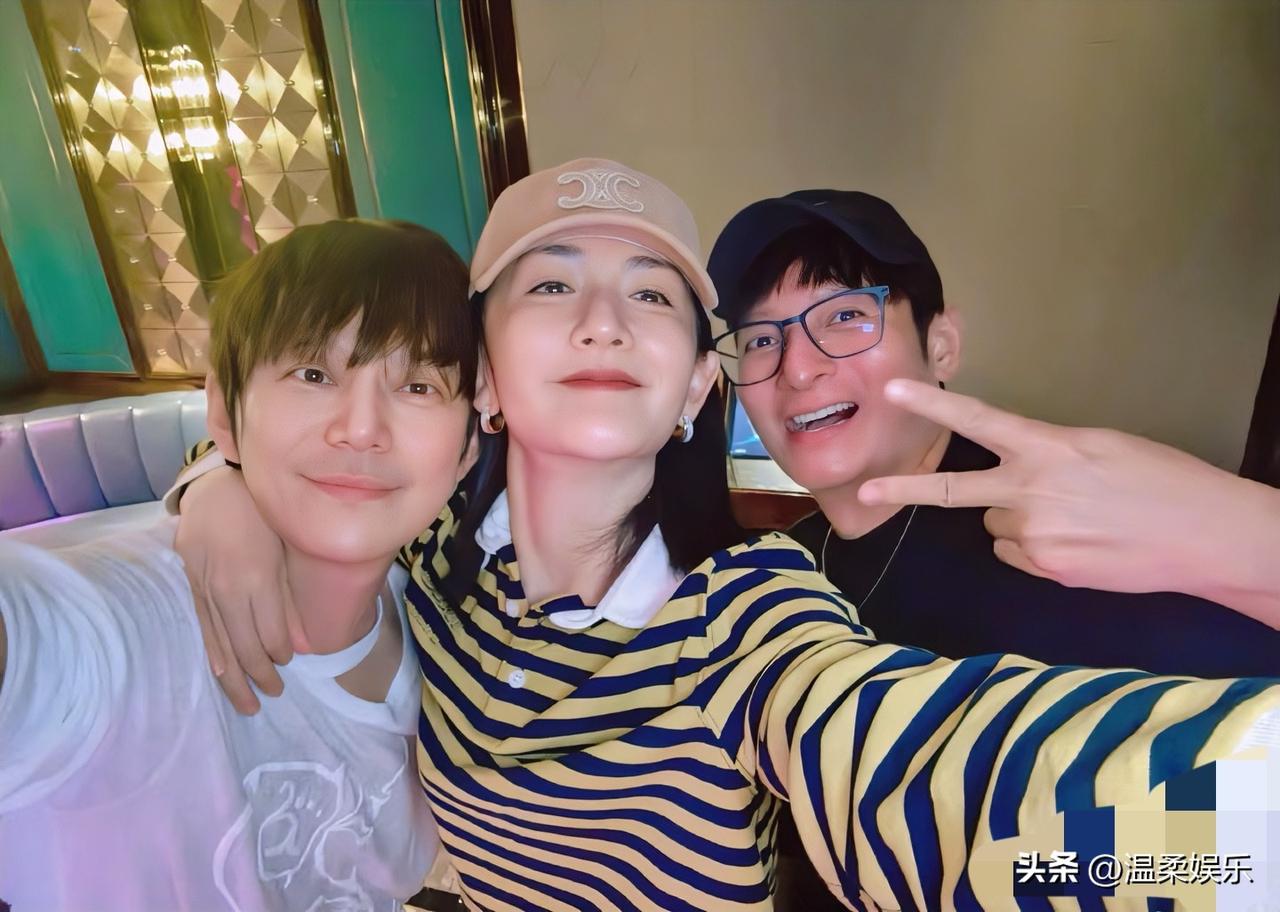 谢娜向何炅维嘉诉苦了！
何炅维嘉暖心安慰她！吃饱喝足的谢娜心情大好，往日阴霾挥之