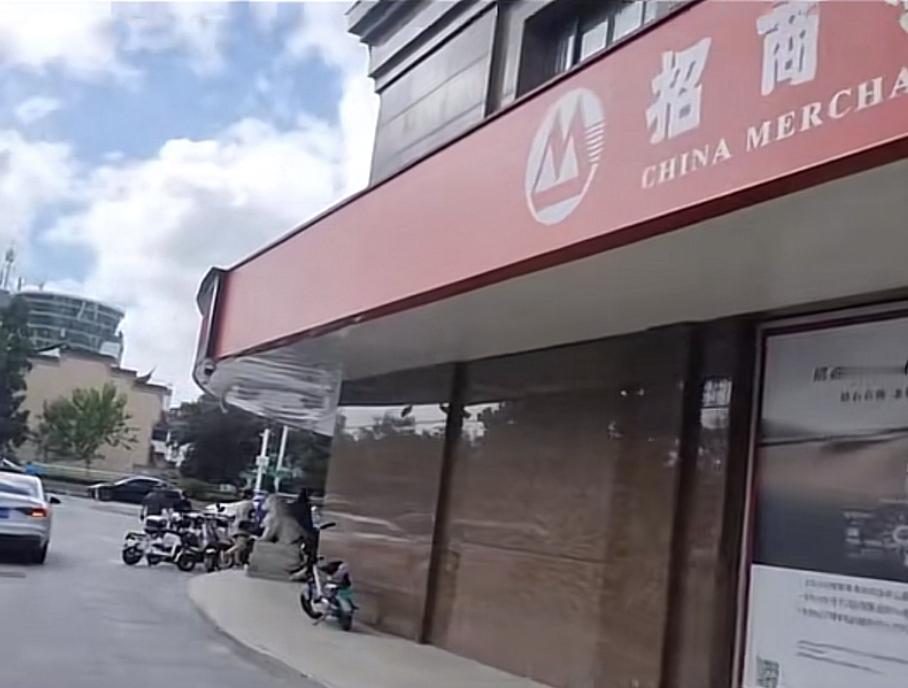 对招行的好感，是从10年前的一次经历开始！记得当年是第一次办的银行信用卡，在国外