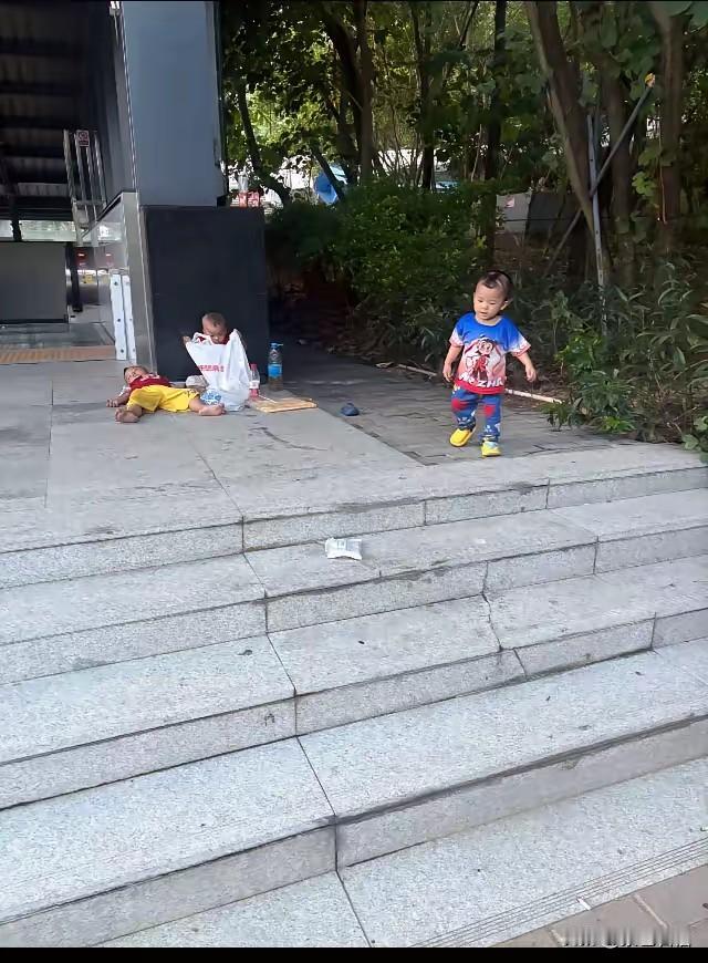 这三个孩子看起来太可怜了！
       9月16日，深圳地铁口，有网友称看见有