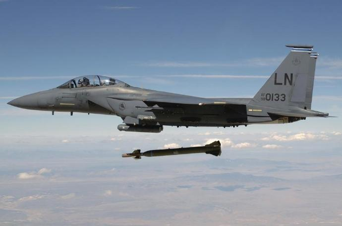 每天认识一件兵器  F-15E“攻击鹰”战斗轰炸机F-15E“攻击鹰”（Stri