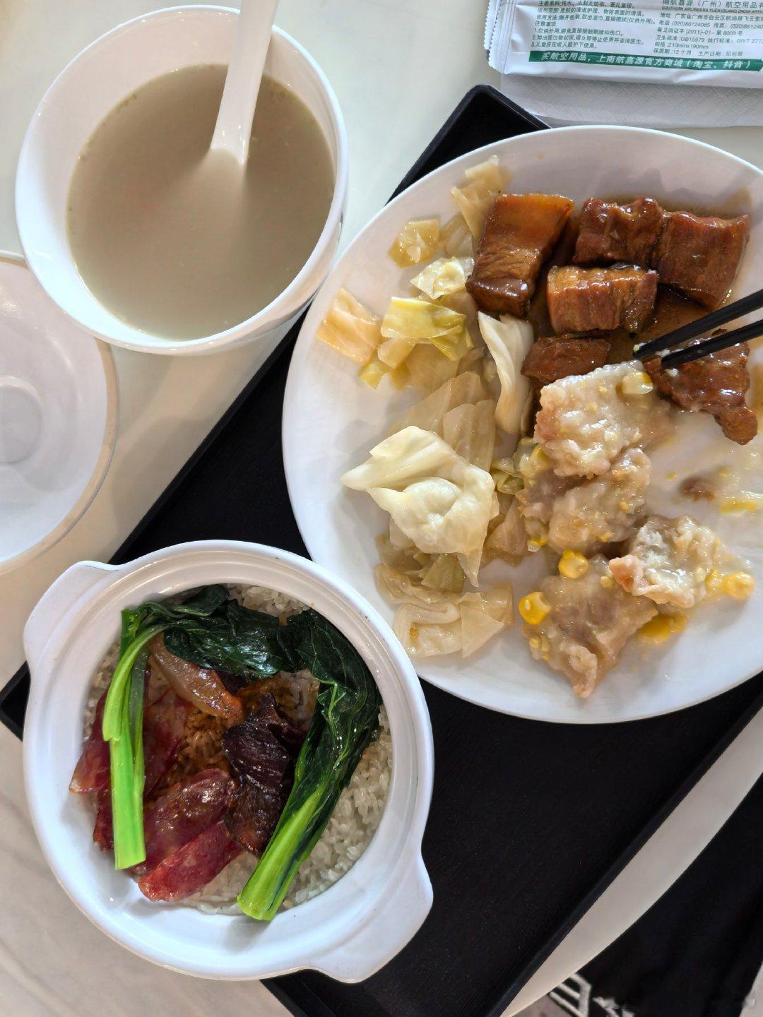 南航休息室新菜式腊味煲仔饭，我只吃了两口就被通知登机…这是更大的幸福啊[笑而不语