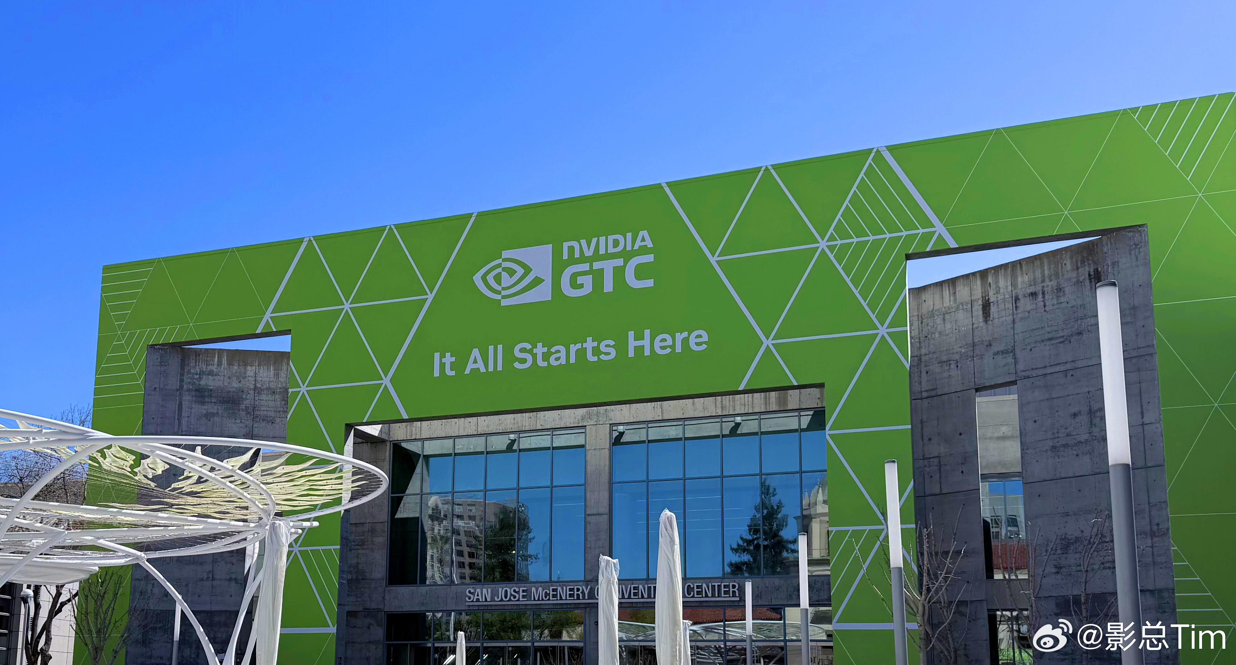 智能驾驶上半场拼"功能有没有"，下半场拼什么？我觉得是**体验上限**和**进化