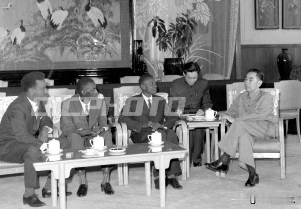 1964年5月10日，周恩来总理接见并宴请由国民议会议长西里乌尤蒙西率领的布隆迪
