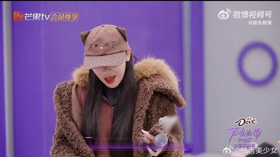 高音顶到眉峰皱起，尾音软得像猫爪轻挠，生特吾姬这波演唱直接把“用力又娇憨”焊在舞