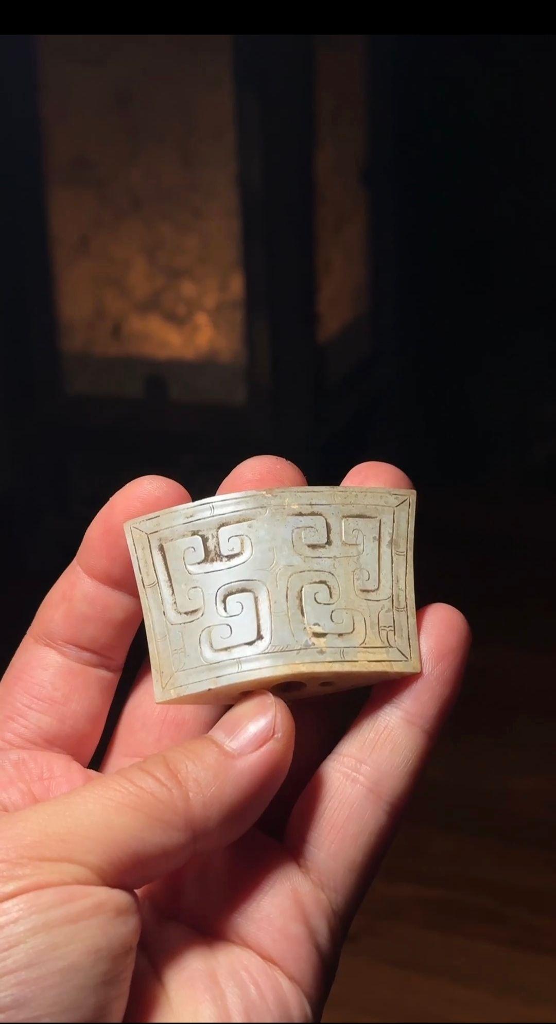 手握两千年——西汉精工和田玉剑珌

掌中一方玉，藏着大汉的剑与风。

这枚西汉和