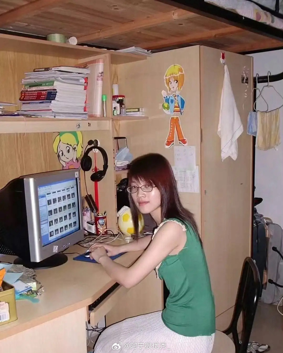 2006年，武汉某学院女生宿舍，当时我读2年级。那会儿有个人电脑，算什么家庭？[