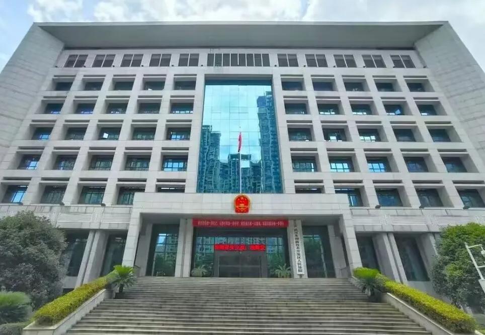 武汉一哥们儿给一个从没见过面的女主播打赏了近400万，当了三年榜一大哥，结果发现