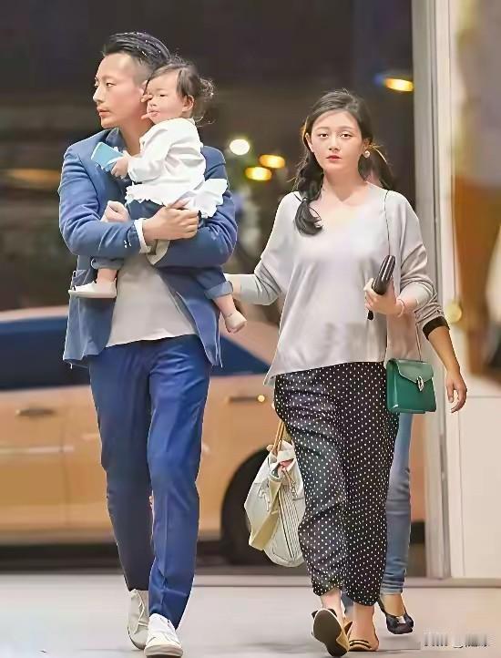 这套“大妈服”也只有S能驾驭了！
松松垮垮的上衣，搭配黑底白点宽松裤，明明就是大