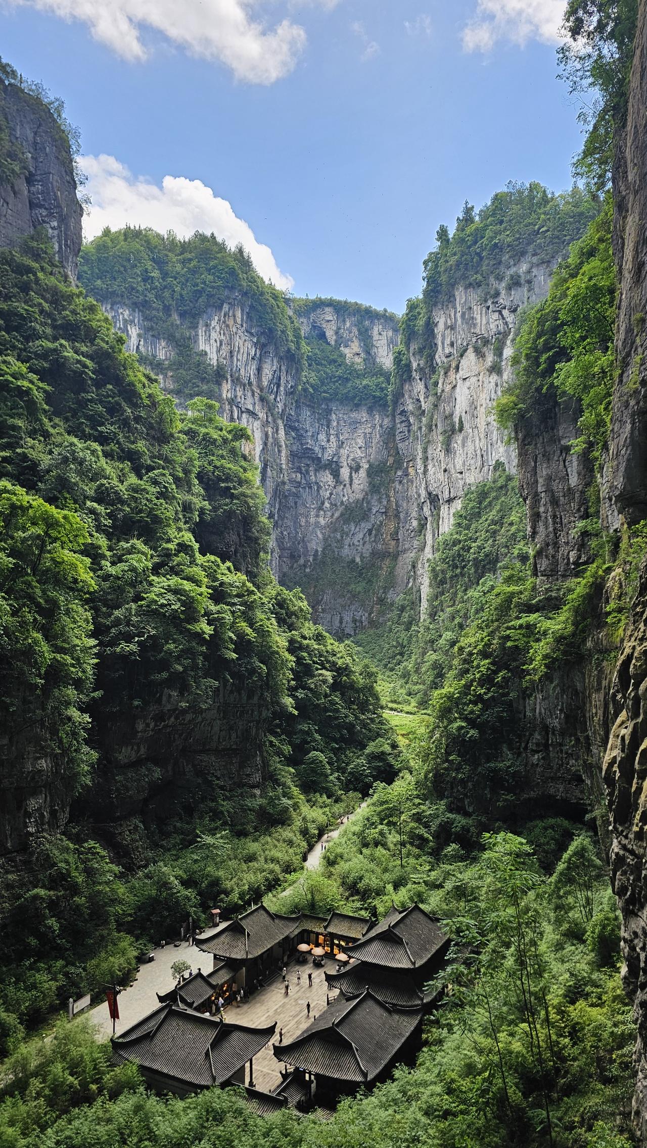 重庆主城 39℃出逃！张艺谋取景武隆，一键直达 26℃天然空调！
.
近几天重庆