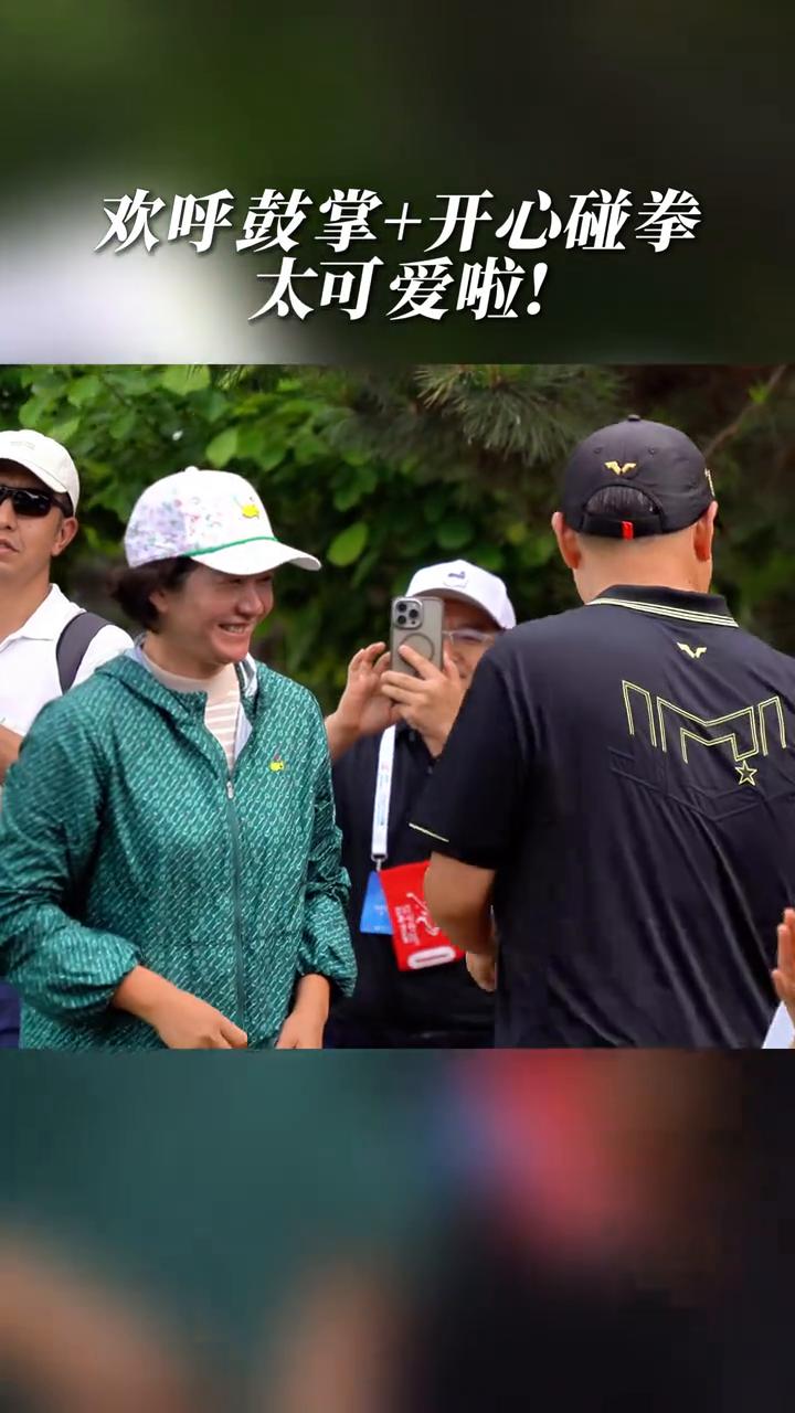 场边翘首期盼，见证女儿夺冠的瞬间。欢呼鼓掌+开心碰拳，太可爱啦！发现老爸！抱一个