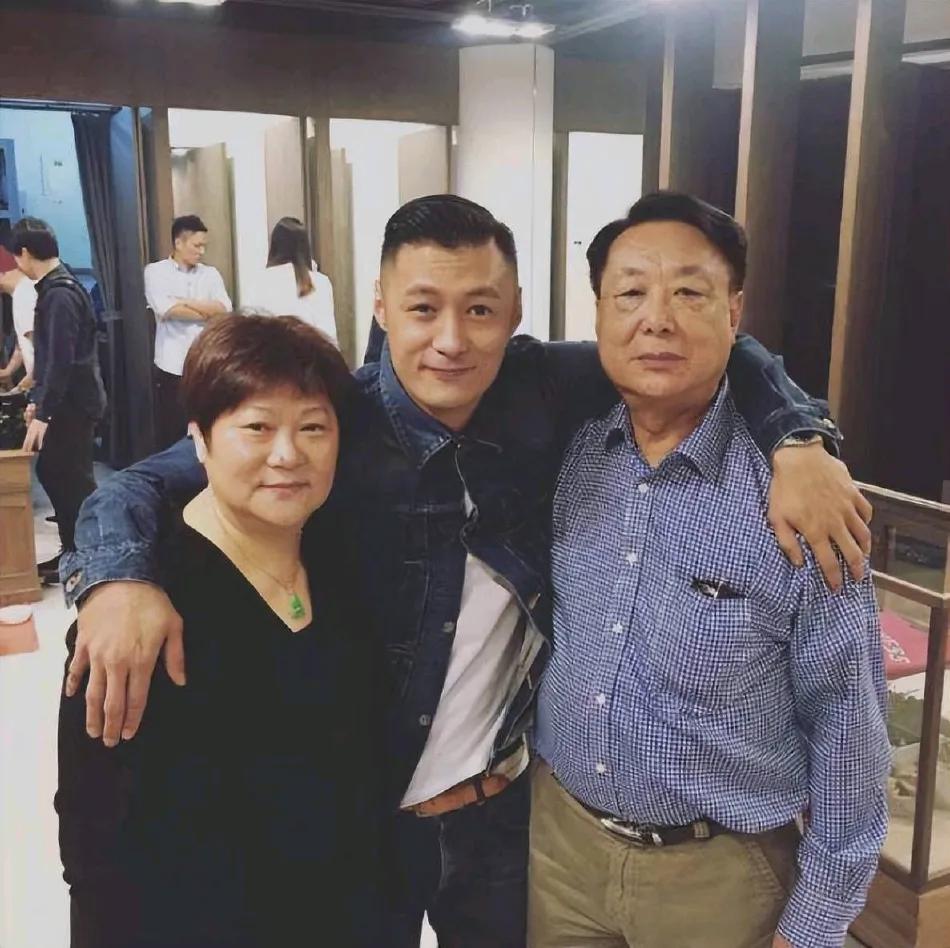 余文乐的全家福照片罕见曝光！

他的妈妈长得好面善，一头短发，什么时候都笑眯眯的