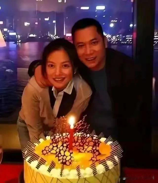 网上说赵薇和黄有龙多年前就已离婚，之所以现在曝出是因为多方面的因素，真是令人大跌