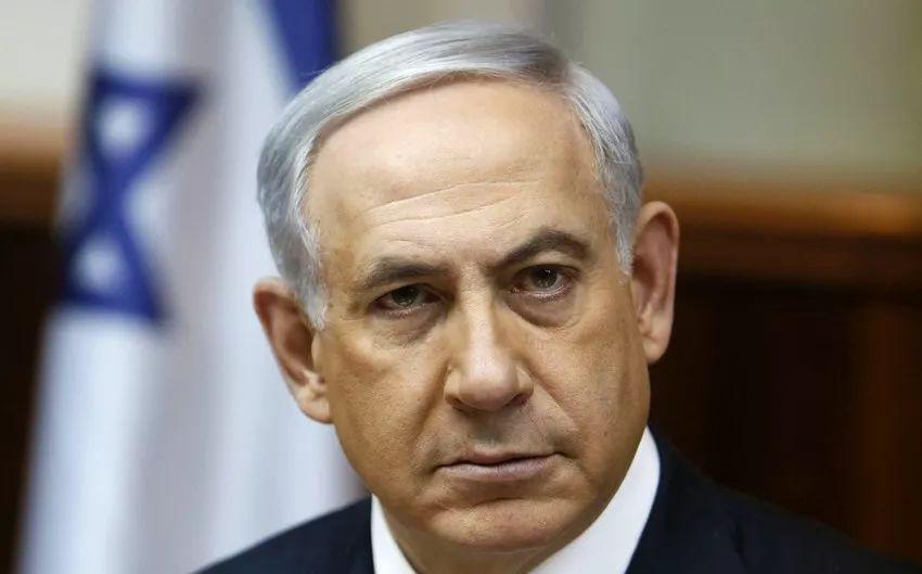 内塔尼亚胡这回是真的坐到了“火山口”上，外头兵荒马乱还没理顺，自家后院先起了火，
