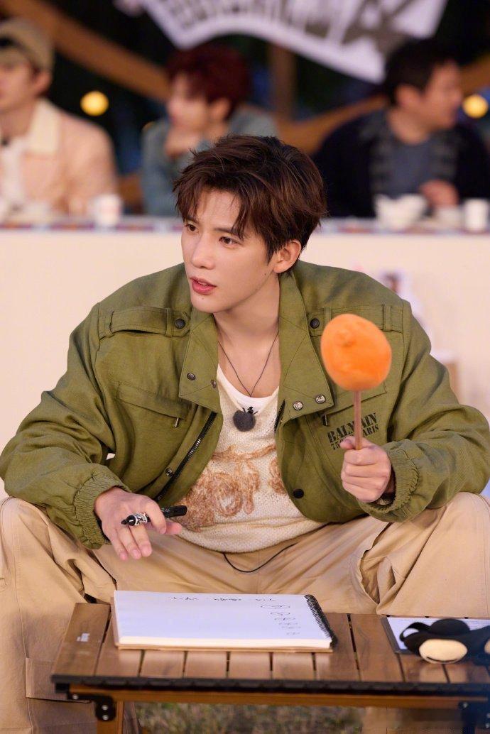 烤肉生菜通吃，饿到靠着干饭拿下MVP，阳光男孩秒变干饭王者！ 