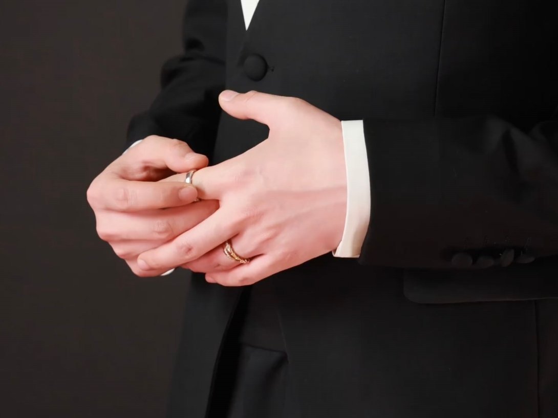 年上的戒指💍是水位线 