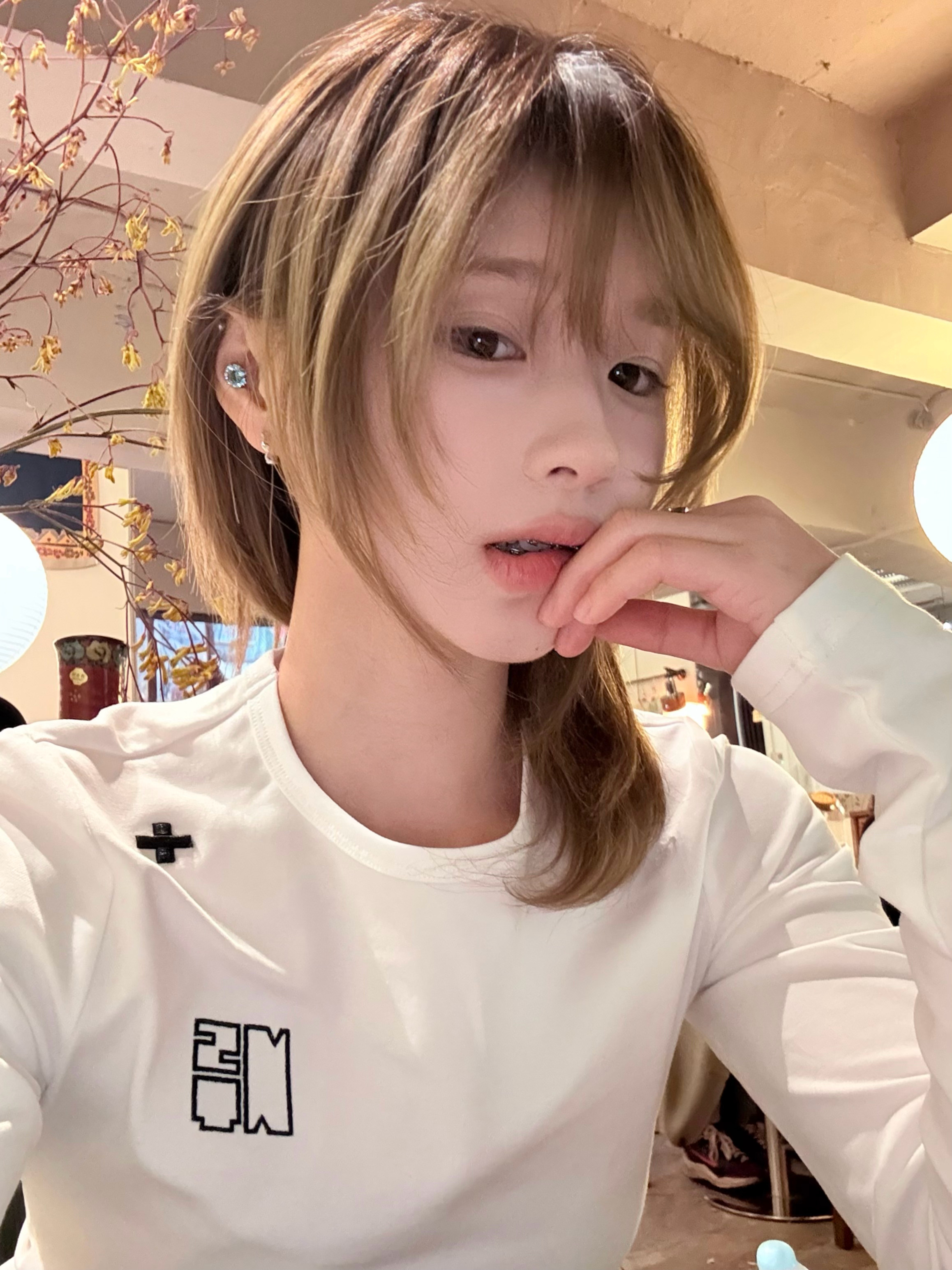 🤍上衣 发芽计划裤子 阿罗斯超会购眼珠 栗栗奶咖戒指 手作➕apm摩斯密码拍摄