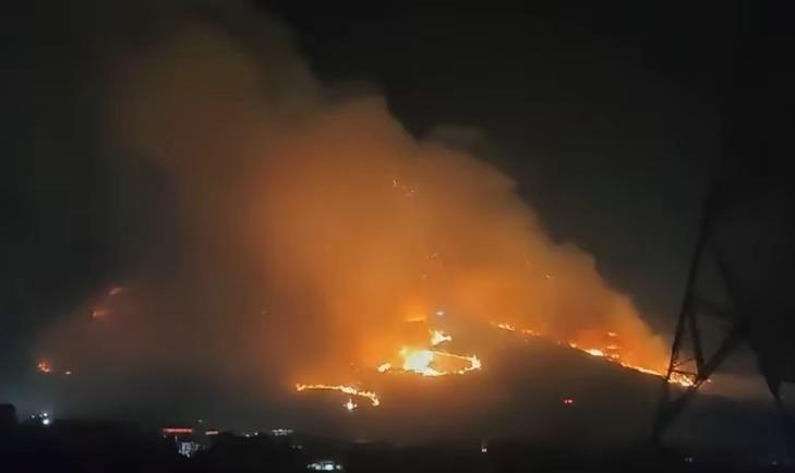 当地时间近日夜里，伊朗武装部队对伊拉克北部库区行政中心埃尔比勒的美军基地发起袭击