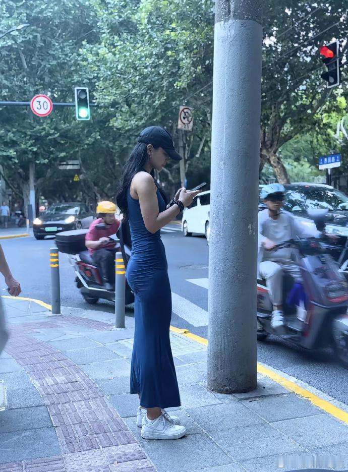 长期运动雕琢出的身材，线条流畅，活力尽显。每一寸肌肉都是坚持的勋章，这身材，一看