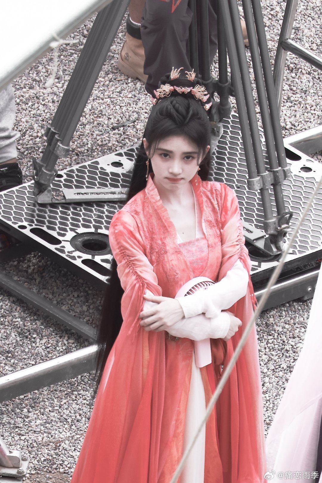 jjy鞠婧祎苏绿夏 jjy鞠婧祎万花世界“在晴天里一路向北会有花海吗”“𝙄𝙨