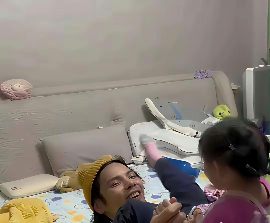 向佐每次晒自拍，家里都乱得特别真实…实在看不懂有钱人的生活，这反差也太大了 