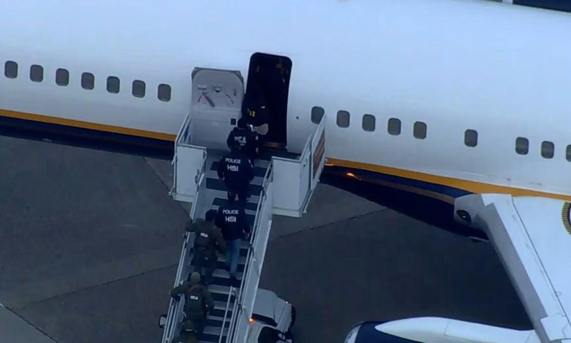 马杜罗专机降落在纽约军事基地，委内瑞拉领导人预计将面临毒品和武器指控。
一名联邦