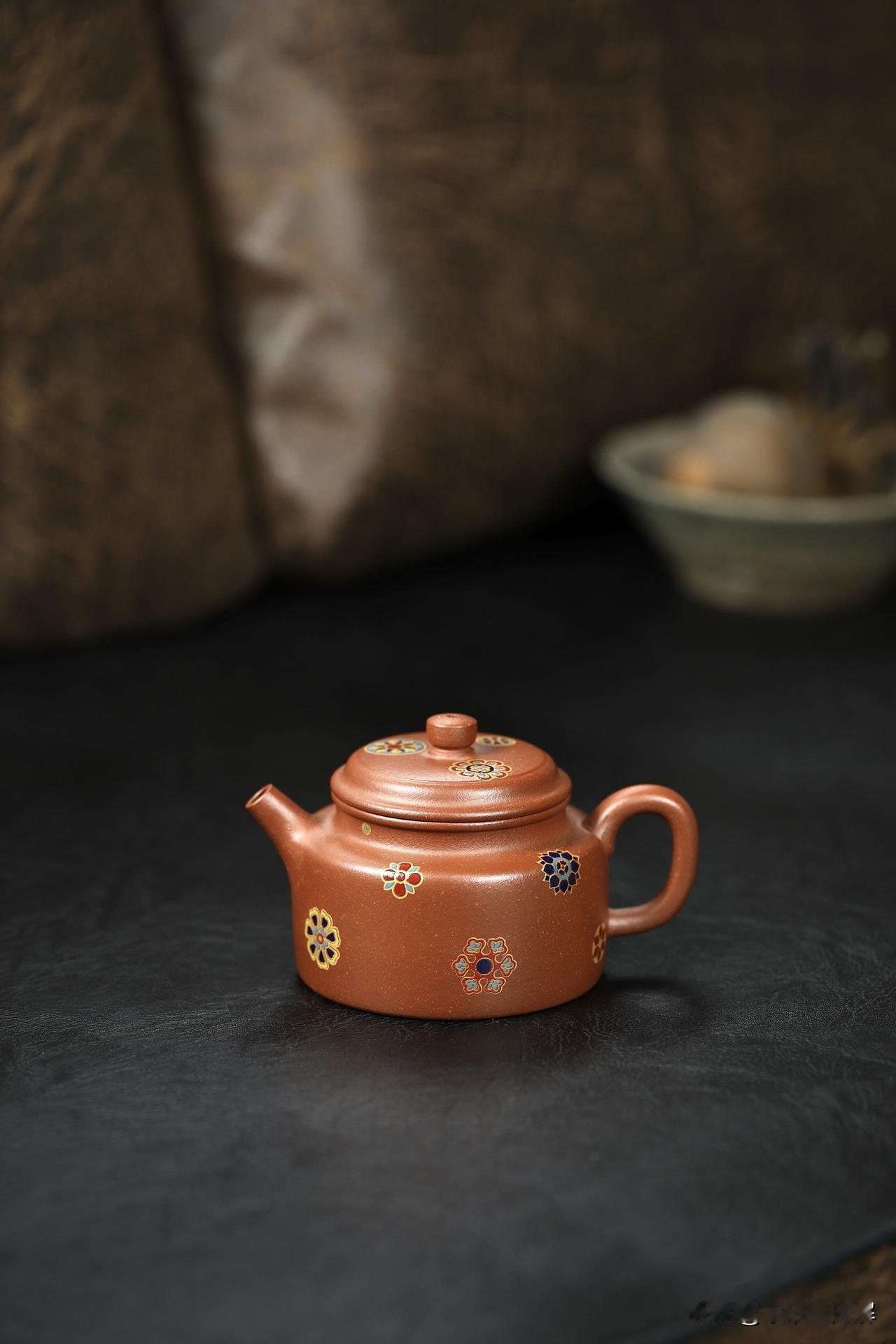 别再被“花哨”忽悠了！紫砂壶的“美”不在于价格，而在于这3点！
最近有个壶友拿着