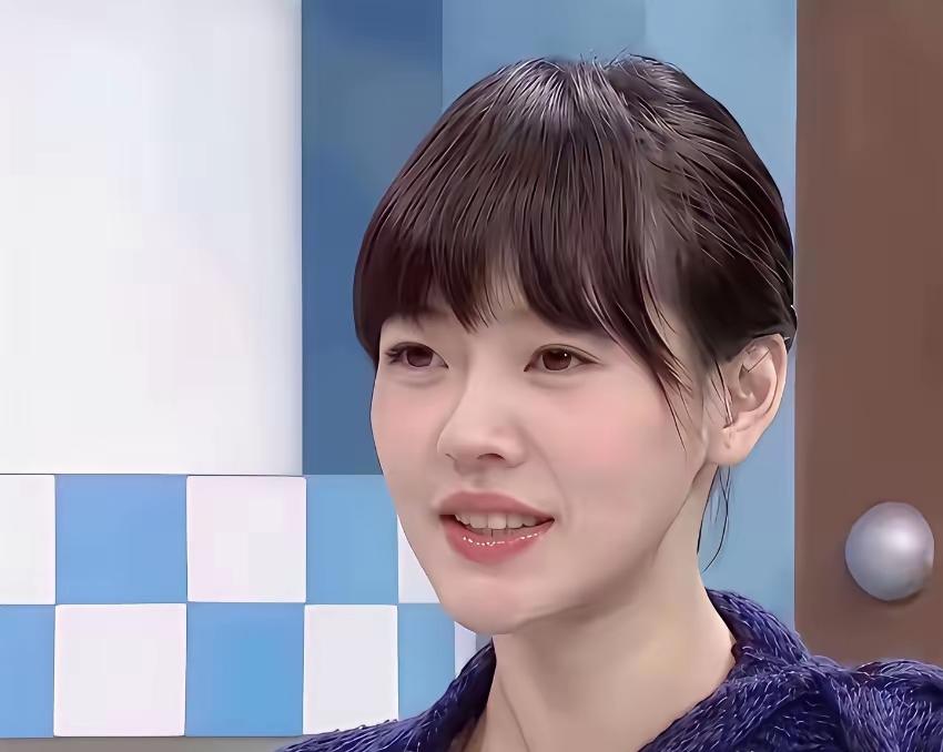 她们家最好看的是大姐，小时候的照片想，和俩妹妹不是一个级别的，星探挖的也是她大姐